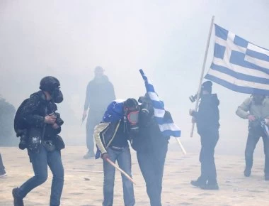 Σύνταγμα: Συνεχείς οι ρίψεις χημικών από την Αστυνομία - Κινδύνευσε κόσμος